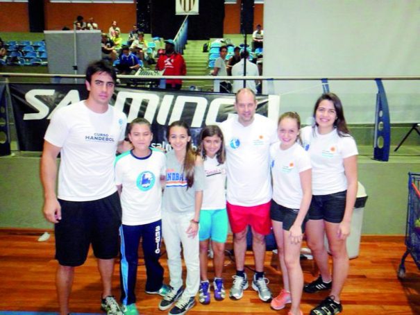 Meninas conheceram o treinador da seleção, Morten Soubak.(Foto: Divulgação)