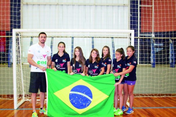 Jogadoras de handebol do Clube Mogiano se espelham em atletas campeãs mundiais e nutrem o sonho de alcançar a seleção brasileira.(Foto: Diego Ortiz)