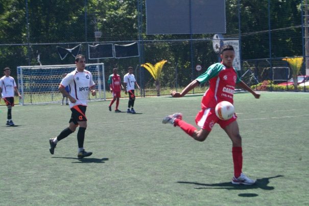 Santa Luzia estreou com vitória diante do Amigos, no campo do Placar. (Foto: Diego Ortiz)