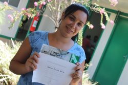 Valéria já concluiu o curso e mostra o certificado com orgulho (Foto: Everton Zaniboni)