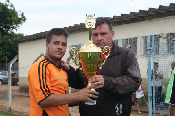 Rodolfo, goleiro do ABB/Vila Dias, recebe o troféu de vice-campeão do certame. (Foto: Diego Ortiz)