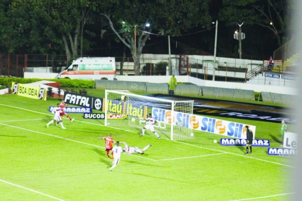 Serginho arremata para fazer o primeiro gol do Mogi, em Itapira. (Foto: Diego Ortiz)