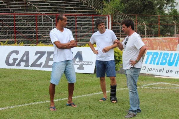 Rivaldo e Bonetti estiveram nesta terça-feira no Estádio Coronel Chico Vieira, em Itapira, e foram recebidos pelo dirigente do clube, Candreva (Foto: Divulgação)