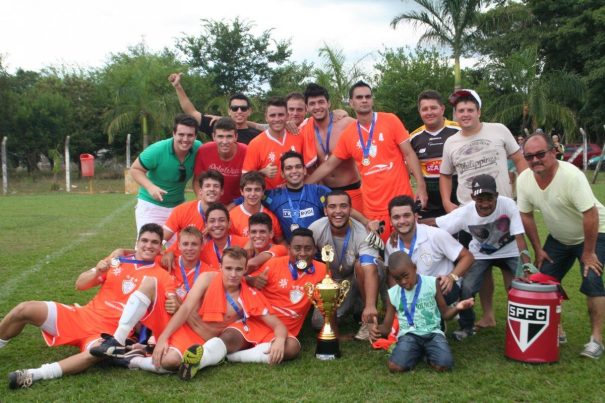 Novacoop fez a festa no Estádio Maria Paula, na Vila Dias, festejando o título. (Foto: Diego Ortiz)