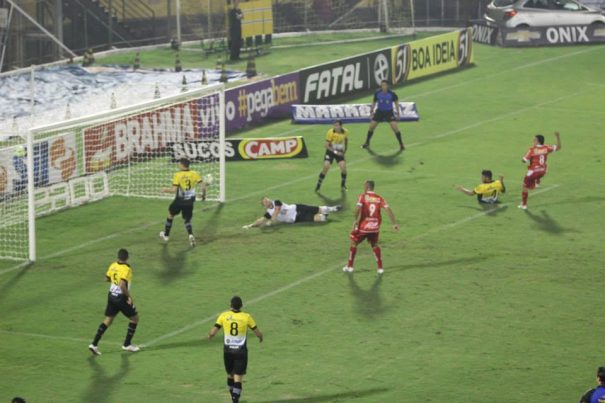 Edson Ratinho marca o gol do Mogi Mirim diante do São Bernardo (Foto: Divulgação)