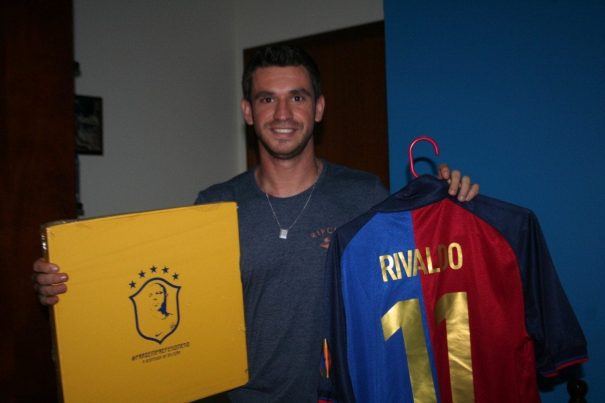 Gui Dovigo com os produtos que ainda não teve coragem de vender: kit da despedida de Ronaldo e camisa de Rivaldo. (Foto: Diego Ortiz)