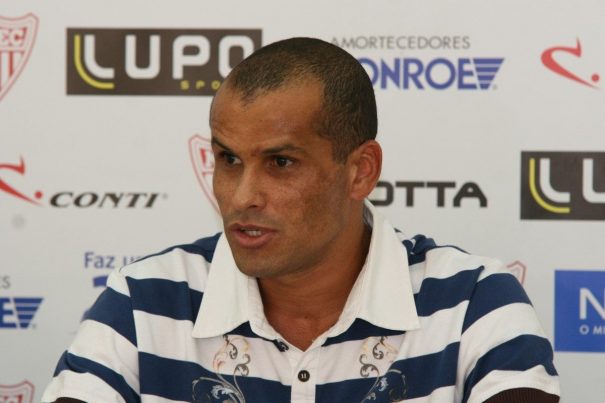 Presidente do Mogi, Rivaldo divulgou e-mail e número de telefone para interessados em ajudar o clube. (Foto: Arquivo)