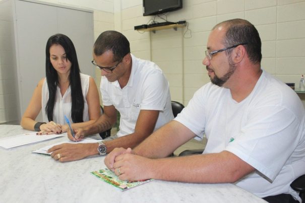 Rivaldo, ao centro, entre a vice-presidente Eliza e o primeiro tesoureiro, Marcelo. (Foto: Divulgação)