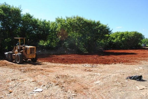 Máquina trabalha na terraplenagem de uma área livre de resíduos plástico (Foto: Divulgação)