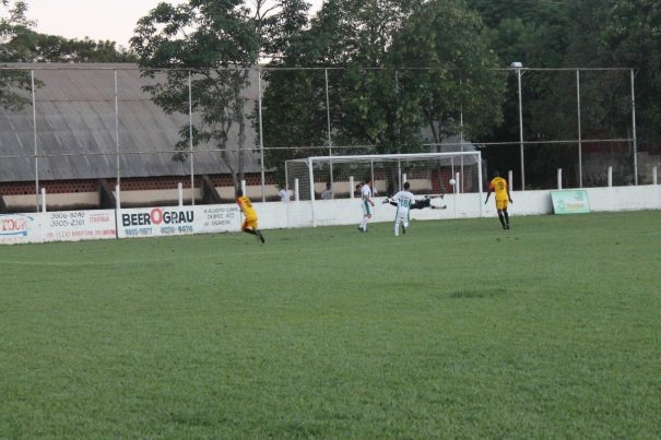 Destaque da decisão, Diguinho finalizou com categoria para fazer o terceiro gol da Aparecidinha. (Foto: Everton Zaniboni)