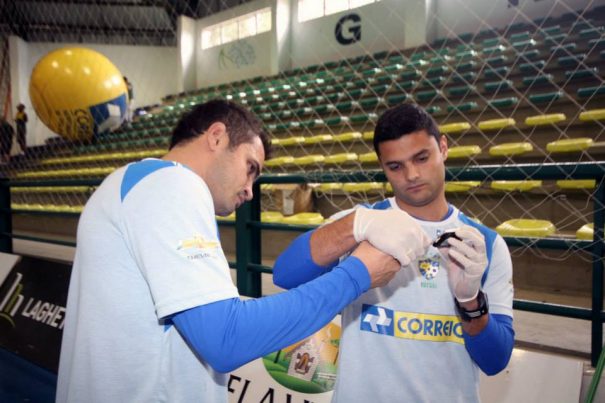 Em 2012, Fabinho esteve na seleção brasileira de futsal, com Falcão. (Foto: Reprodução)