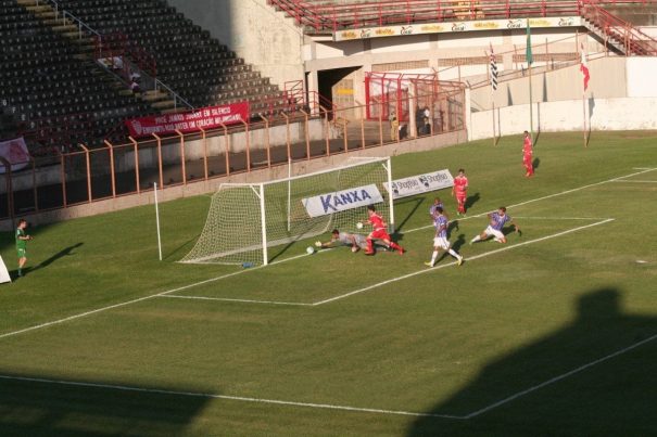 Em finalização de Vitor Xavier, bola ia ultrapassando a linha, mas goleiro conseguiu tirar. (Foto: Diego Ortiz)