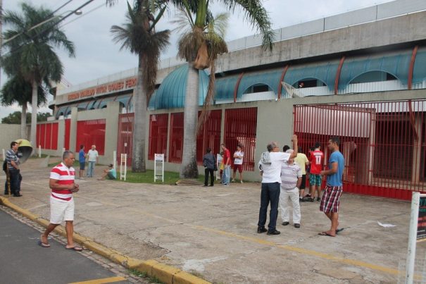 Em frente ao estádio, torcedores aguardavam manifestações, mas acabaram se decepcionando. (Foto: Fernando Surur)