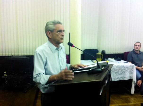 Luizinho Adorno explanou para os vereadores na Tribuna Livre da Câmara. (Foto: Everton Zaniboni)