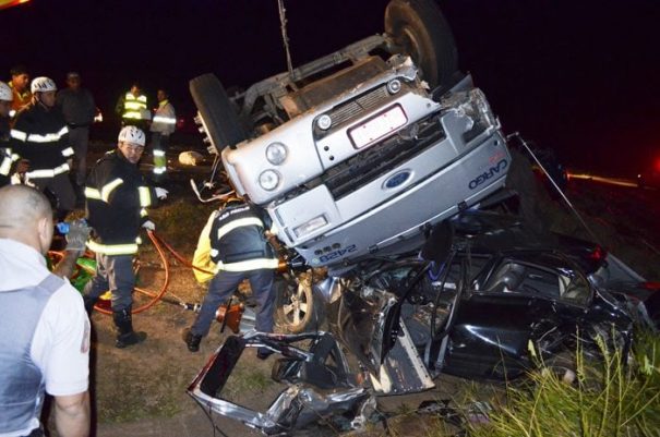 Caminhão tombou sobre o carro onde estavam os moradores de Mogi Mirim (Foto: Rodrigo Fernandes/MGA)