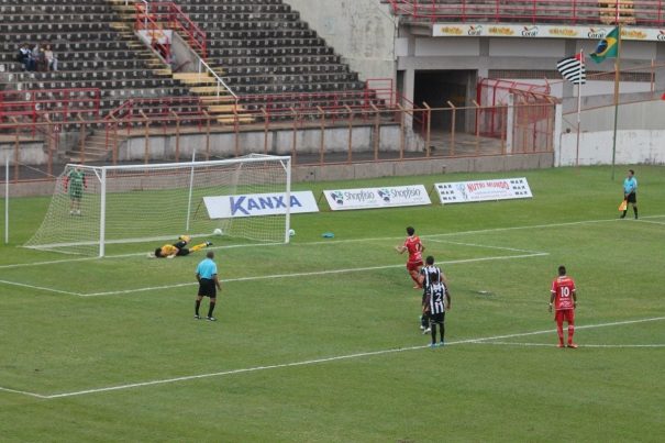 Vitor Xavier abriu o placar, em cobrança de pênalti, no canto esquerdo do goleiro. (Foto: Fernando Surur)