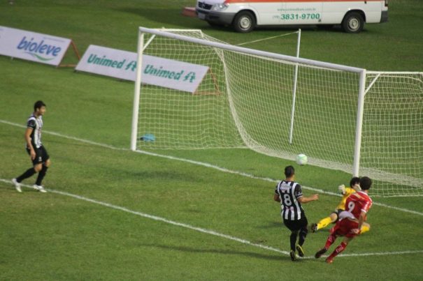 Vitor Xavier chuta cruzado, marca seu segundo gol e o terceiro do Sapo. (Foto: Fernando Surur)