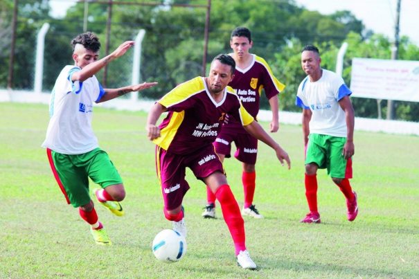 Pombal (branco) levou a melhor sobre o MW Portões, em partida válida pelo Grupo B da Segunda. (Foto: Diego Ortiz)