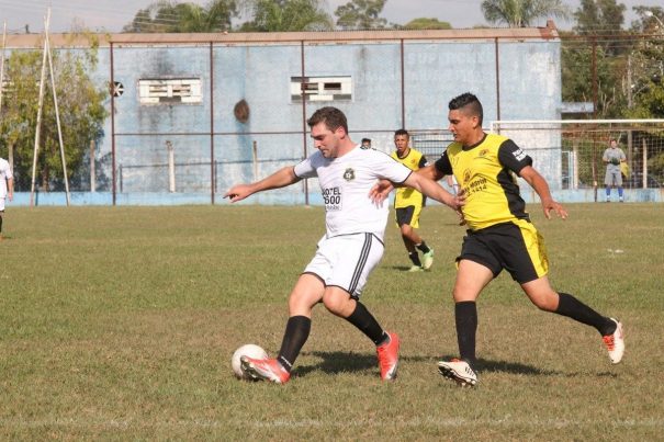 Ouro Preto (uniforme branco e preto) bateu o América (amarelo e preto) e conquistou sua primeira vitória na competição