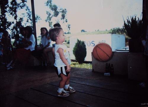 Marquinho, ainda criança, com uma bola de basquete. (Foto: Arquivo Pessoal)