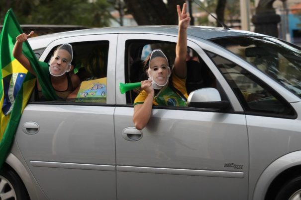 Máscaras de Neymar foram uma das atrações na comemoração brasileira na Praça Rui Barbosa. (Foto: Diego Ortiz)