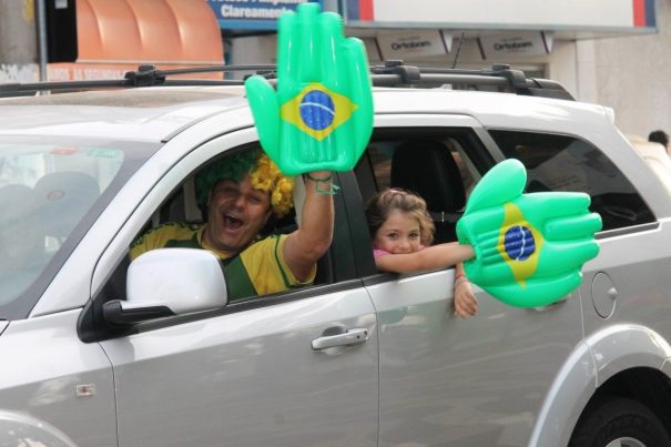 Famílias fizeram a festa e mãos gigantes foram apresentadas por diferentes gerações. (Foto: Diego Ortiz)