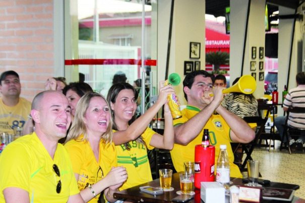 Buzinas e cornetas integraram a festa no jogo da seleção brasileira contra a Croácia. (Foto: Diego Ortiz)