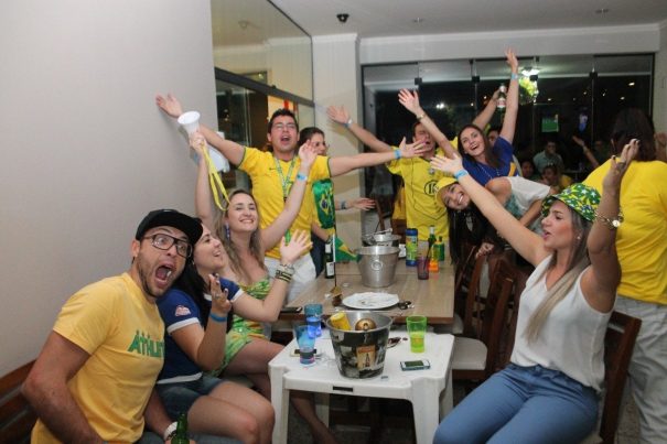 Torcedores festejam a vitória brasileira, cantando e pulando ao final do jogo. (Foto: Everton Zaniboni)