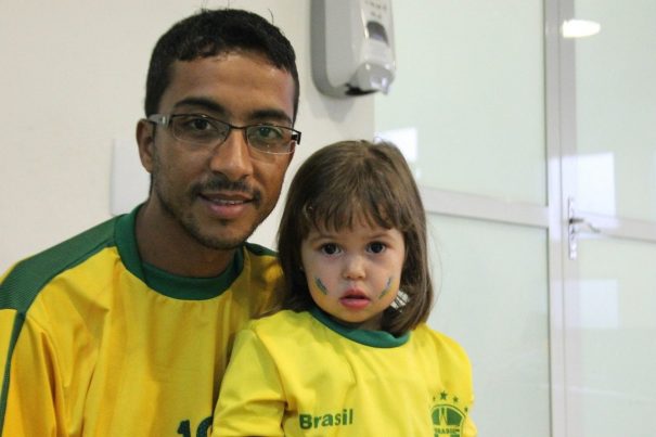 Reinaldo e a filha Giovanna: da festa do jogo para o Hospital 22 de Outubro. (Foto: Diego Ortiz)