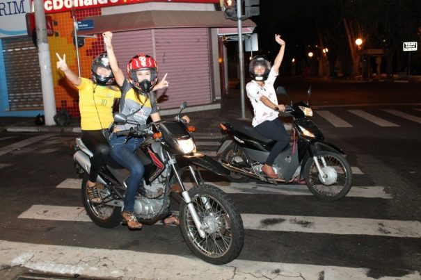 Victória Amaral e Paula Faganelo (juntas, na moto) festejaram na Rui Barbosa e partiram para continuar a festa em Mogi Guaçu. (Foto: Letícia Guimarães)