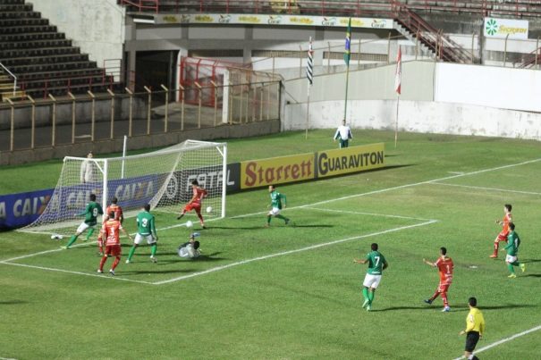 Marlon evitou o gol do Guarani, tirando a bola de calcanhar. (Foto: Fernando Surur)