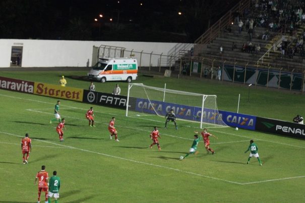 Mogi Mirim e Guarani travaram duelo equilibrado e de fraco nível técnico. (Foto: Fernando Surur)