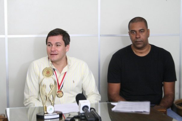 Prefeito Gustavo Stupp e secretário Dirceu Paulino em entrevista coletiva sobre o esporte da cidade. (Foto: Diego Ortiz)