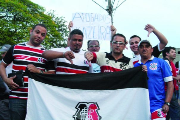 Torcedores da Santa Cruz estiveram em Mogi Mirim para jogo que acabou não acontecendo. (Foto: Arquivo)