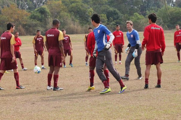 Na quinta-feira, Mogi Mirim treinou sem o técnico Claudinho Batista, que estava com uma virose. (Foto: Diego Ortiz)