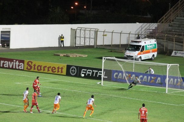 Everton Heleno converteu a cobrança de pênalti e fez o segundo gol do Mogi. (Foto: Diego Ortiz)