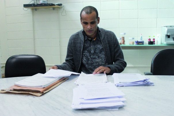 Para esclarecimentos, Rivaldo expôs uma série de documentos. (Foto: Divulgação Assessoria MMEC)