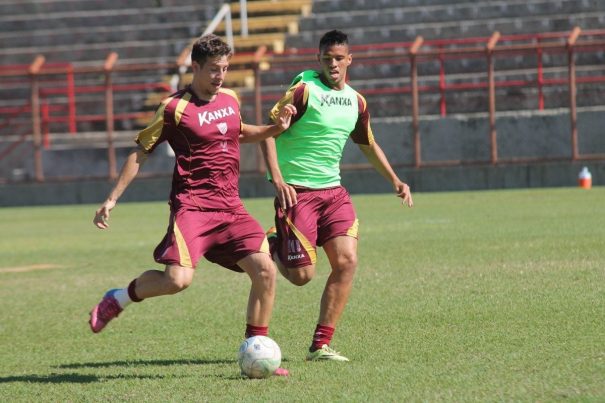 Zagueiro Fábio Sanches vem se destacando na equipe do Mogi Mirim (Foto: Diego Ortiz)