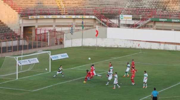 Nando desvia de cabeça para fazer o gol da vitória do Mogi Mirim diante do Juventude. (Foto: Diego Ortiz)