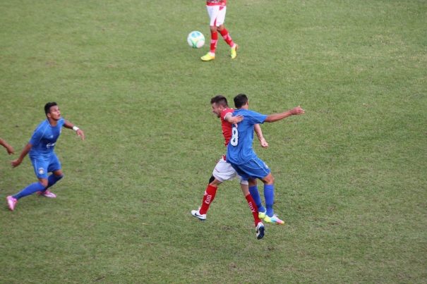 Fábio Sanches salta para cabecear em jogo vencido pelo Mogi Mirim. (Foto: Fernando Surur)