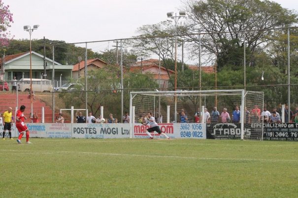 Edinho defendeu a cobrança de pênalti batida por Ademir Negão. (Foto: Diego Ortiz)