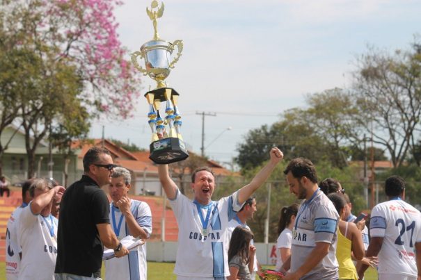 Polenta, com o troféu, venceu o Veteranos pela quarta vez seguida. (Foto: Diego Ortiz)