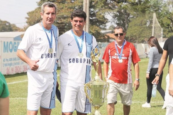 Homenageado com o nome da competição, Capone (à direita) marcou o gol do título, nos pênaltis. (Foto: Diego Ortiz)