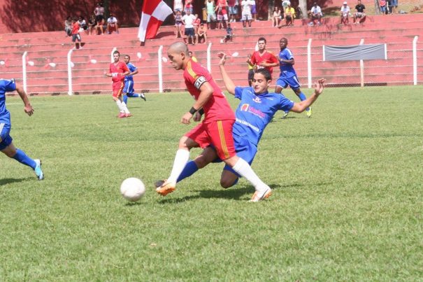 Já classificada, líder Santa Luzia foi derrotada no domingo pelo Santana, que garantiu a classificação. (Foto: Diego Ortiz) 