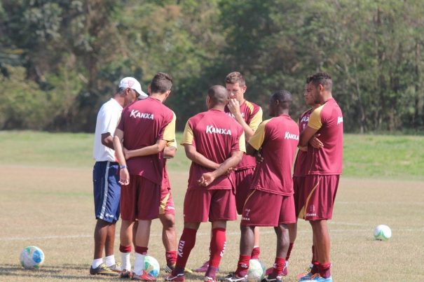 Técnico Claudinho Batista se reúne com jogadores do sistema defensivo, em treino de quinta-feira. (Foto: Diego Ortiz)