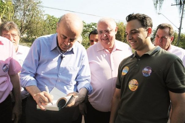 José Serra foi assediado por fãs e até autografou um livro. (Foto: Fernando Surur)