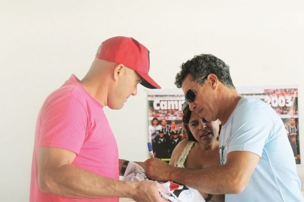 Careca não participou do jogo, mas depois foi atração e distribuiu autógrafos. (Foto: Diego Ortiz)