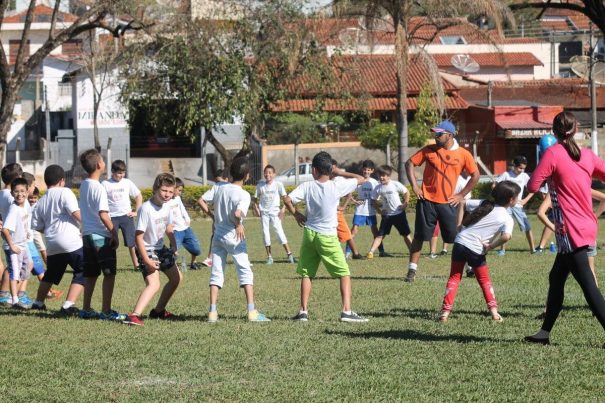 Crianças se exercitaram no campo do Lavapés e puderam fazer perguntas para matar curiosidades a respeito do beisebol (Foto: Diego Ortiz)