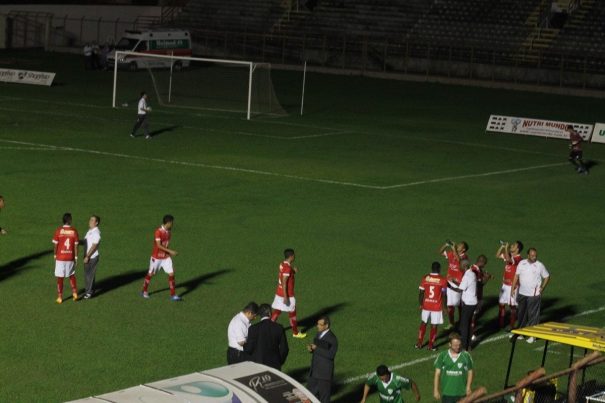 Jogo ficou paralisado por 20 minutos em função da queda de energia de um dos refletores. (Foto: Fernando Surur)