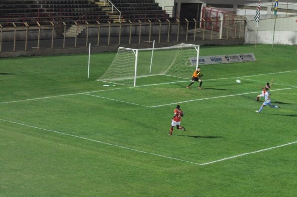 Nando aproveita cruzamento de Biel e finaliza para fazer o gol da vitória do Mogi. (Foto: Fernando Surur)